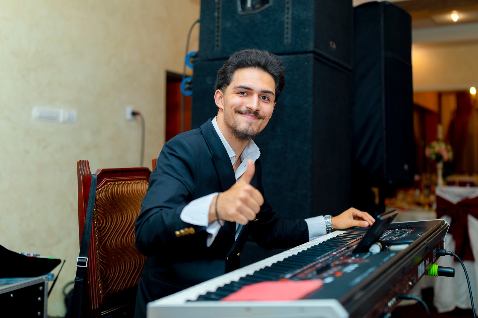 Instrumentist la clape în timpul unei nunți