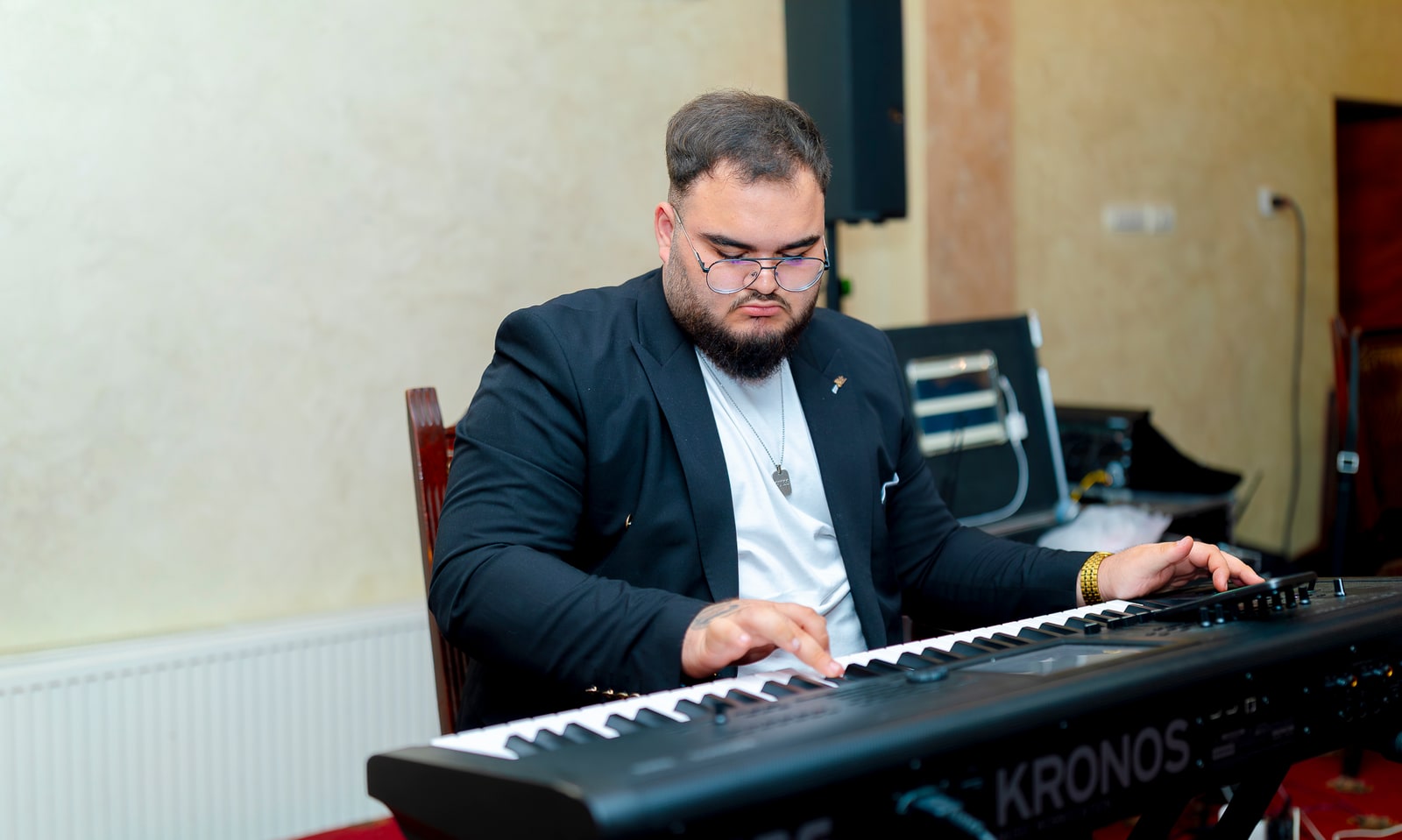 Instrumentist la clape în timpul programului live