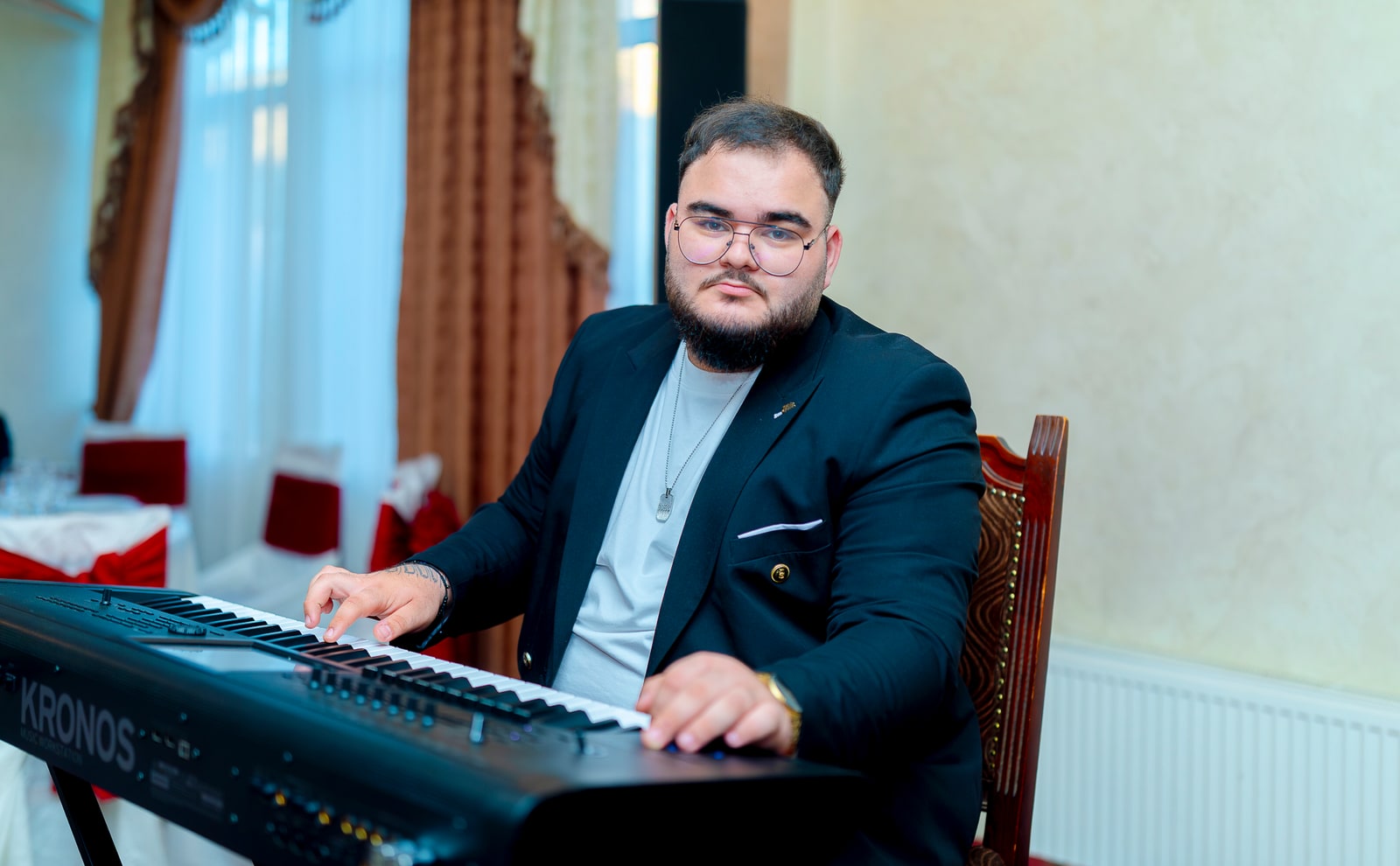 Instrumentist al formației la clape