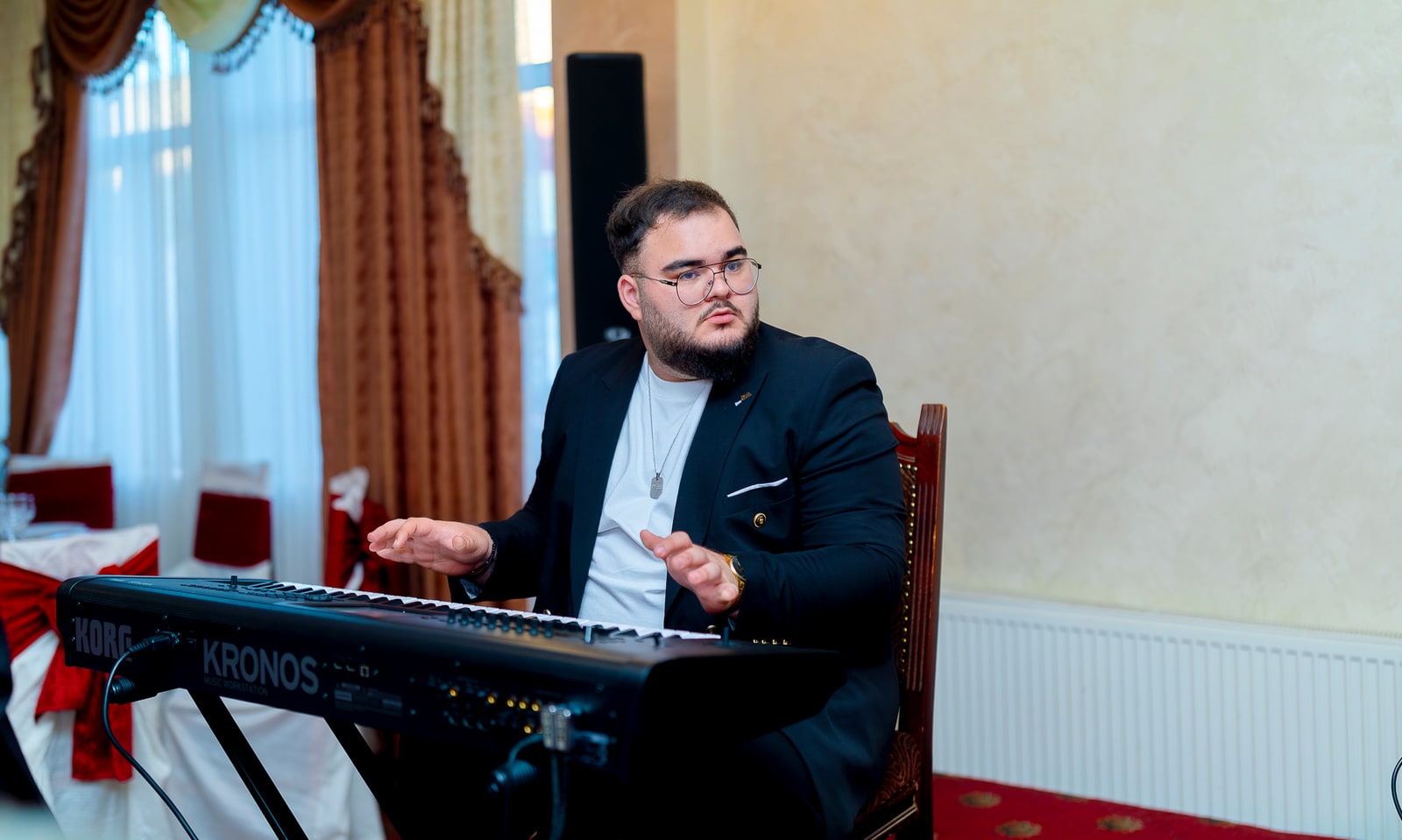 Moment live cu solistă și instrumentist la clape