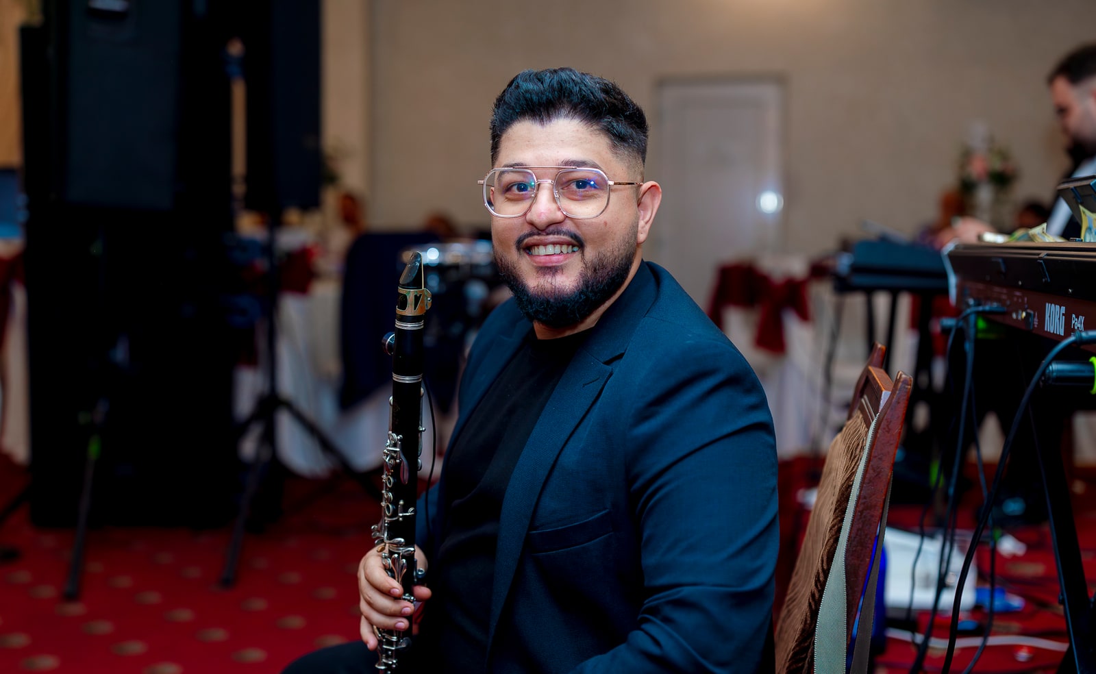 Clarinetist al formației pregătit pentru program