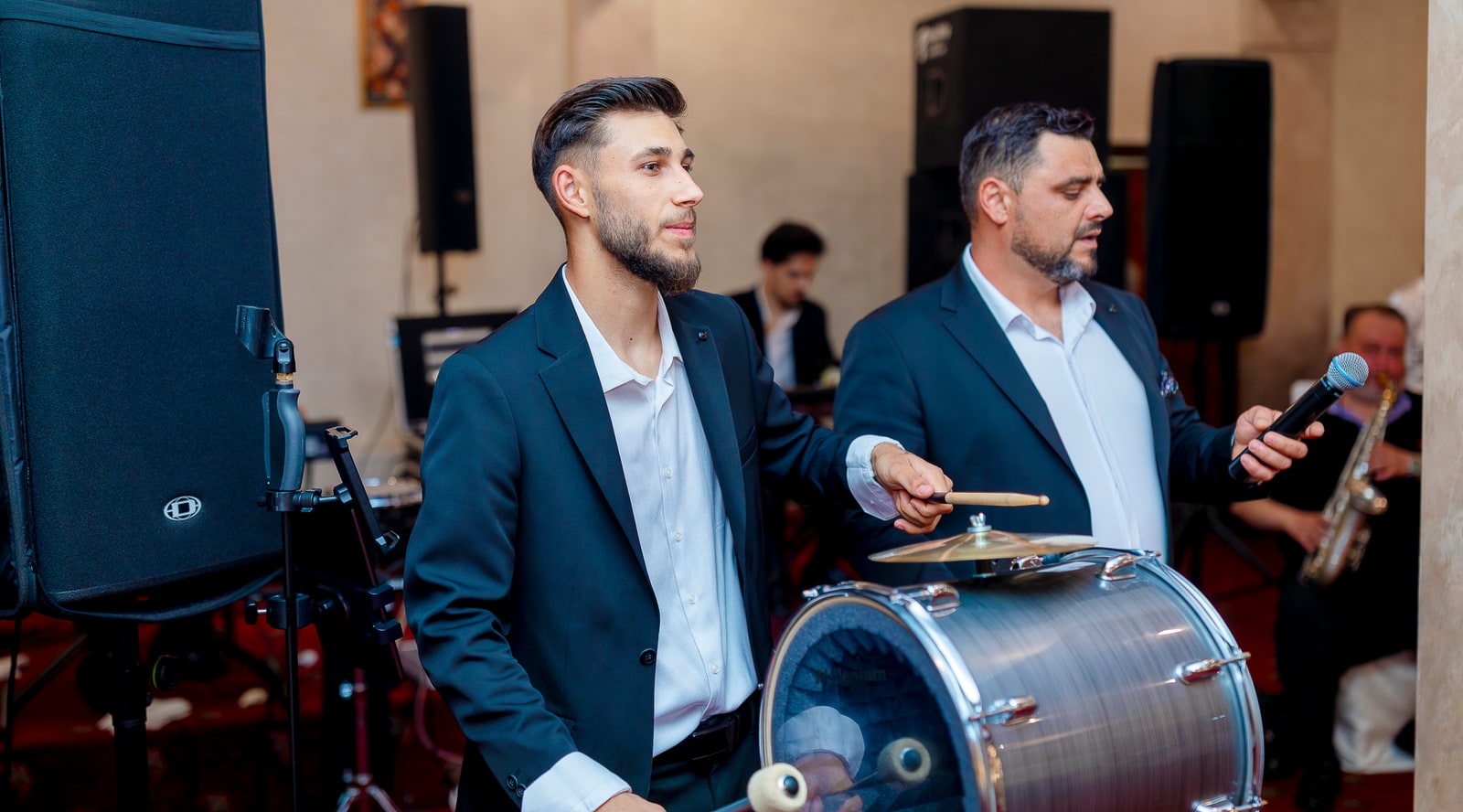 Membri ai formației cântând împreună la eveniment