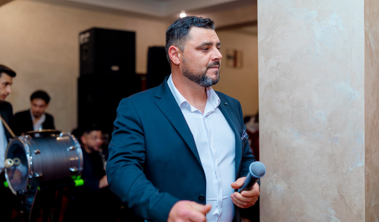 Solist al formației cântând la o nuntă