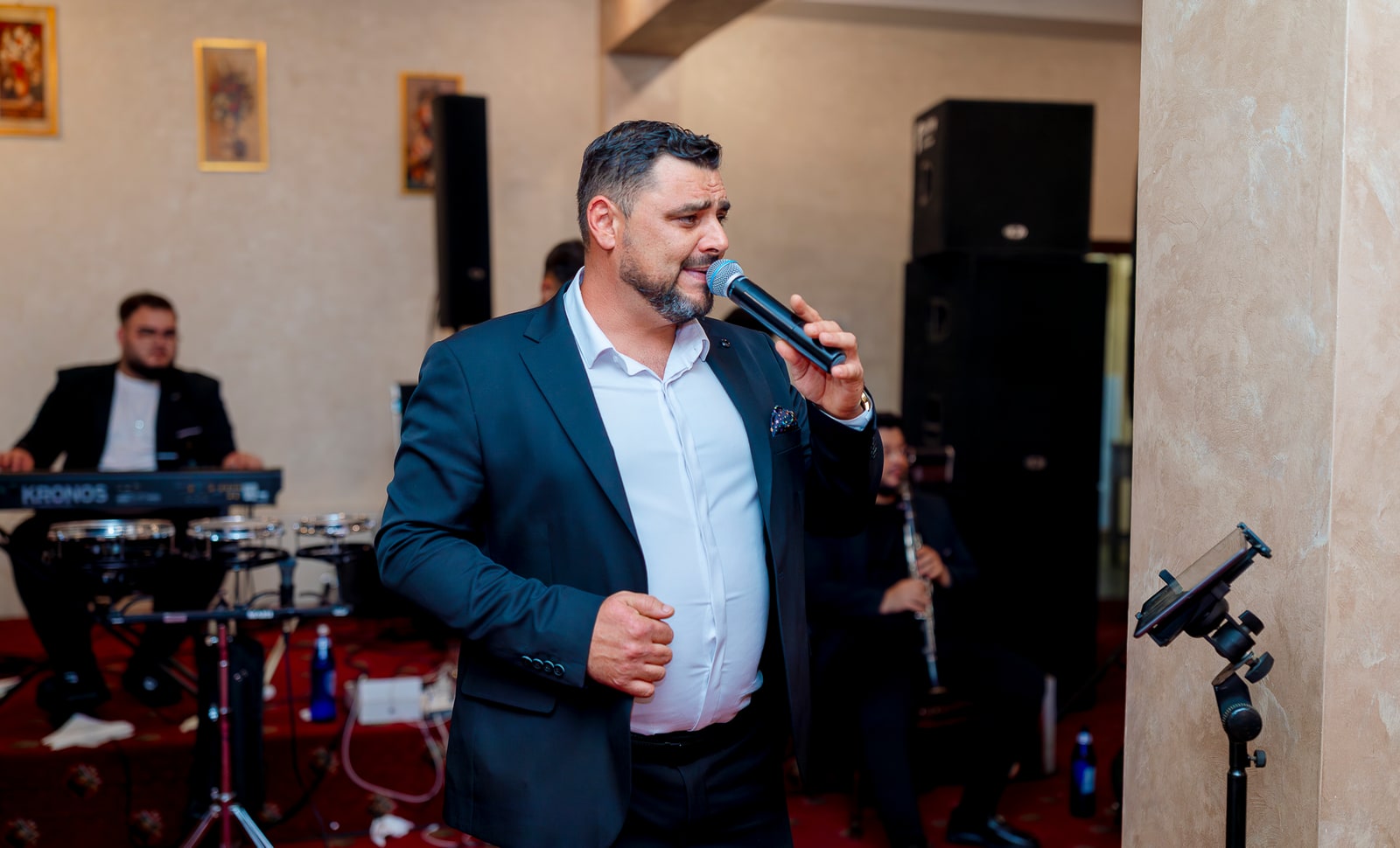 Solist al formației într-un moment live