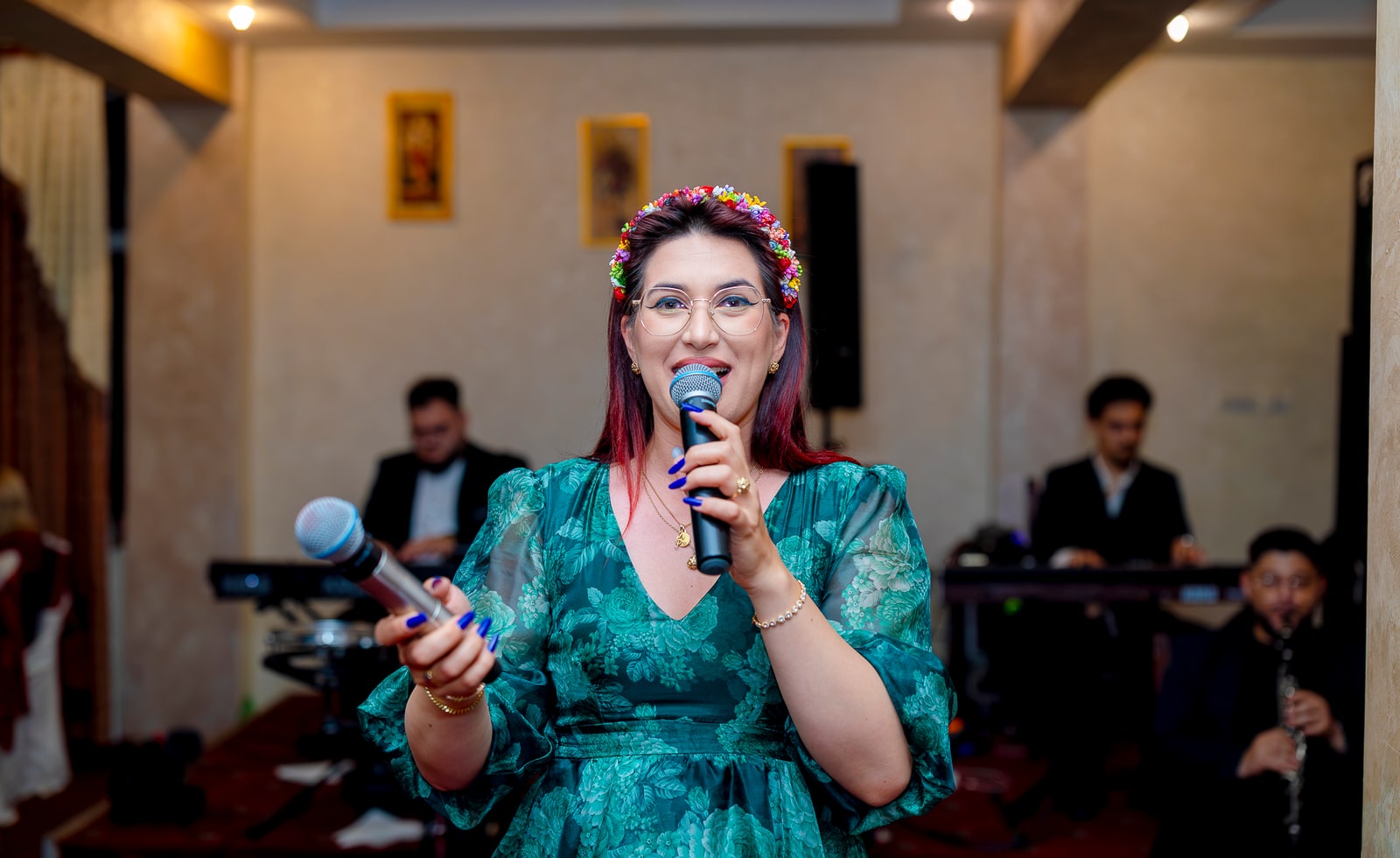 Solistă a formației alături de instrumentiști la eveniment