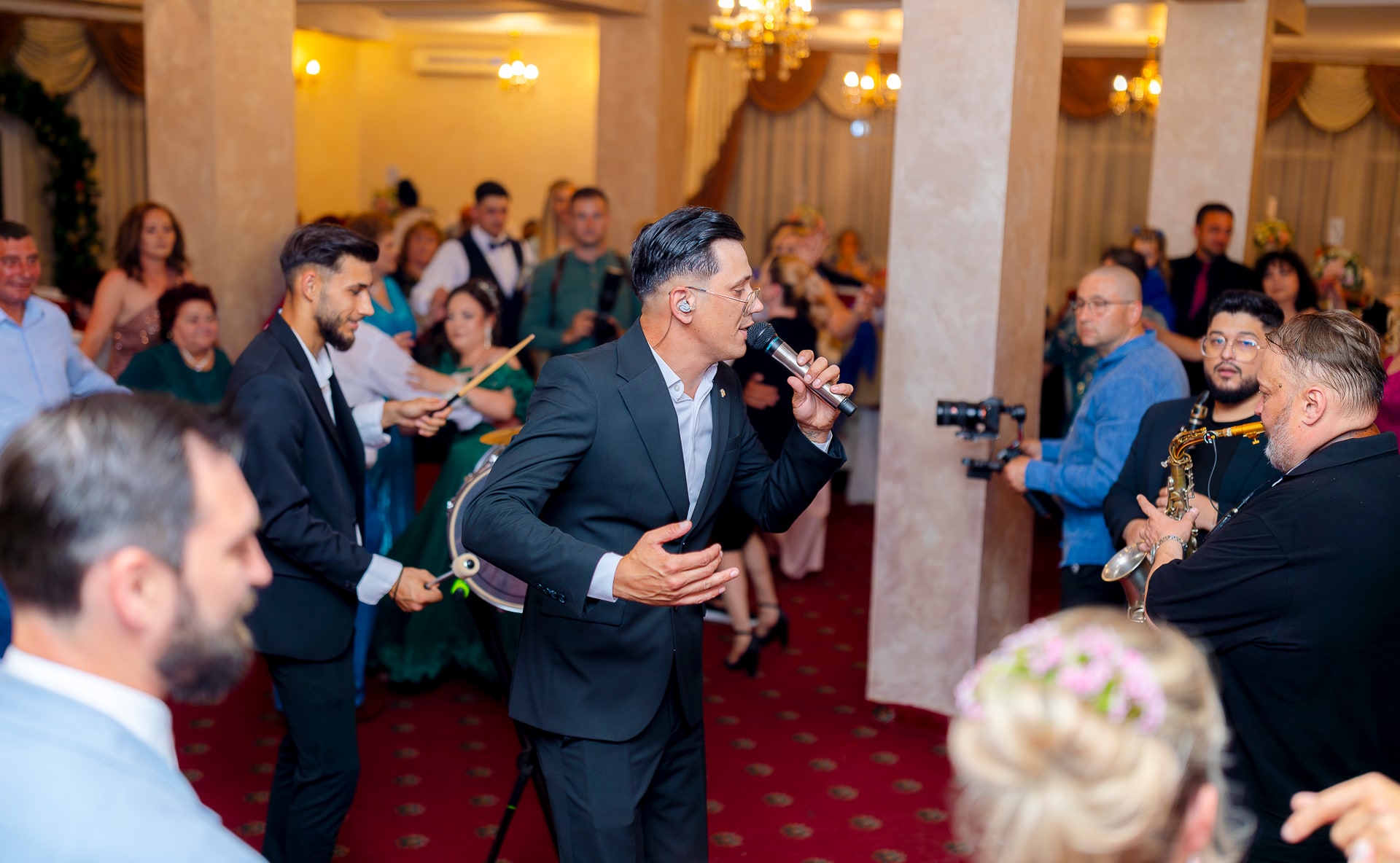 Tase de la Tulcea cântând alături de formație la Nuntă Baia