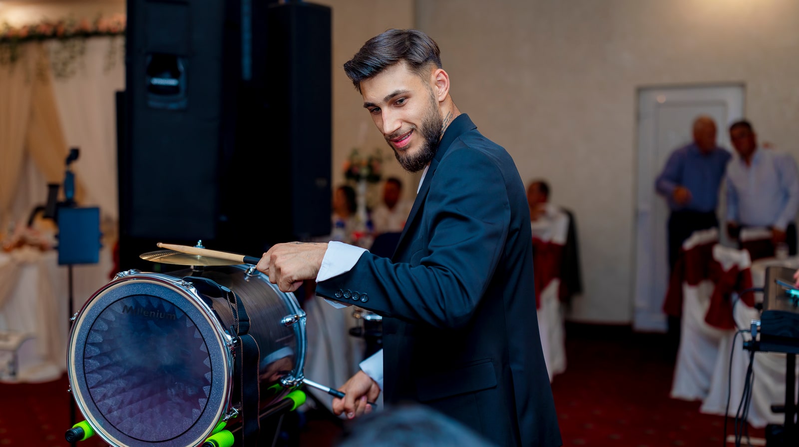 Toboșar al formației în timpul evenimentului